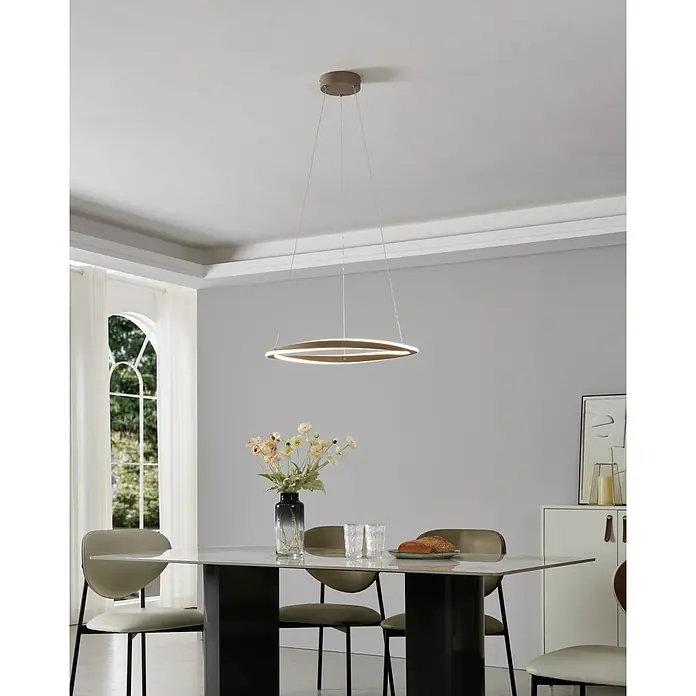 Eglo LED-Pendelleuchte rund - Ø x H: 57 x 120 cm, Sandfarben, Warmweiß - Moderne braune ovale LED-Pendelleuchte, die einen Esstisch in einem zeitgenössischen Esszimmer beleuchtet.