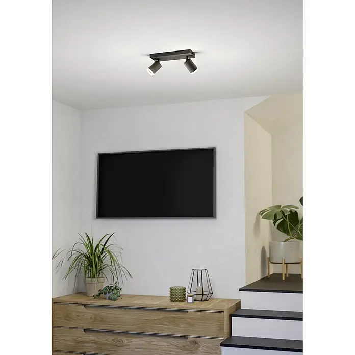 Eglo LED-Deckenstrahler Melitello-Z - 3,2 W, L x B x H: 25 x 10,5 x 8 cm, Schwarz - Schwarzer Deckenstrahler aus Metall mit zwei verstellbaren Köpfen, beleuchtet ein Wohnzimmer.