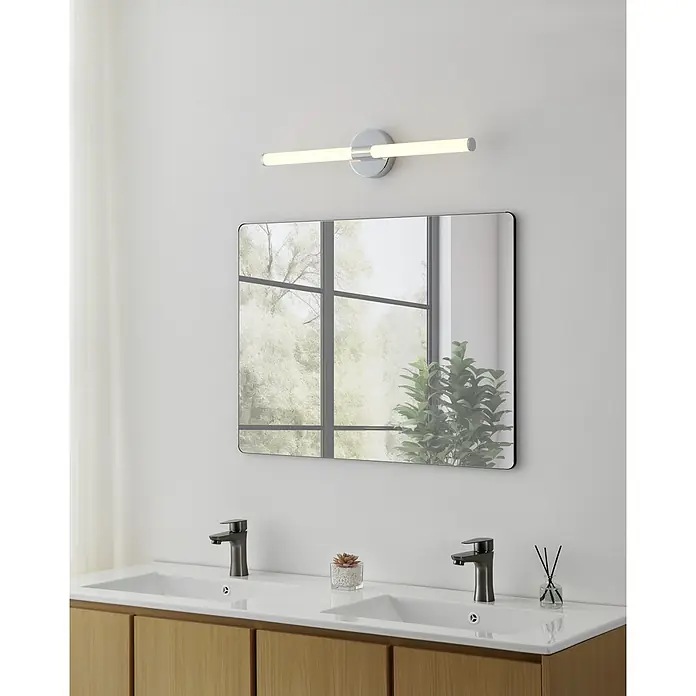 Eglo LED-Spiegelleuchte Ramola - 11 W, L x B x H: 60 x 6,5 x 12 cm, Chrom, Warmweiß - Doppelwaschtisch mit Holzunterschrank, zwei weißen Waschbecken, dunklen Armaturen, rechteckigem Spiegel und linearer Leuchte.