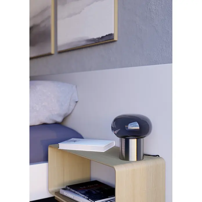 Eglo Tischleuchte Bravino - 10 W, L x B x H: 15,5 x 15,5 x 17 cm, Nickel/ Chrom, GU10 - Pilzlampe mit dunklem Glasschirm und gebürstetem Metallsockel auf hellem Holznachttisch am Bett.