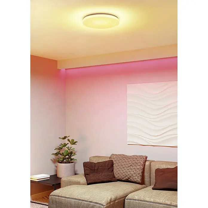 Eglo LED-Deckenleuchte rund Frania-Z mit Kristalleffekt - 20 W, Ø x H: 43 x 7 cm, Weiß, RGBW - Eine runde, flache LED-Deckenleuchte spendet warmes gelbes Licht in einem modernen Raum mit pinker Akzentbeleuchtung.