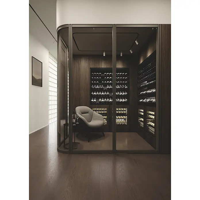Krono Original Laminat Durastar - Dark Montanara Oak, Landhausdiele, 1.288 x 245 x 9 mm - Eleganter Weinkeller mit Glaswänden und dunkler Holzverkleidung, beherbergt Weinflaschen und einen grauen Sessel.