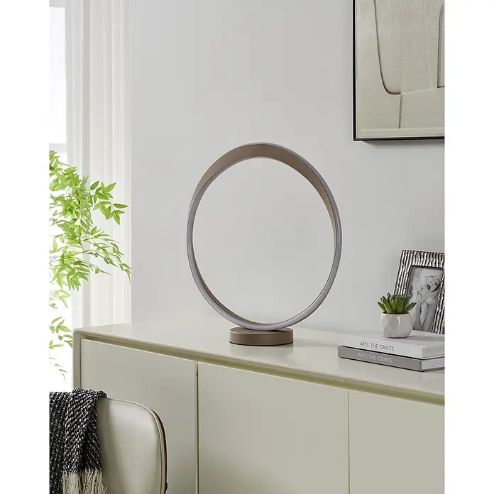 Eglo LED-Tischleuchte rund Camerota - 10 W, Ø x H: 40,5 x 44 cm, Sandfarben, Warmweiß - Dekorative bronzefarbene ringförmige LED-Lampe auf einem hellen Sideboard.
