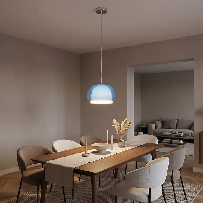 Eglo Pendelleuchte rund - 60 W, Ø x H: 22 x 110 cm - Eine blaue Pendelleuchte mit Chrom-Oberteil beleuchtet einen modernen Esstisch in einem Esszimmer.