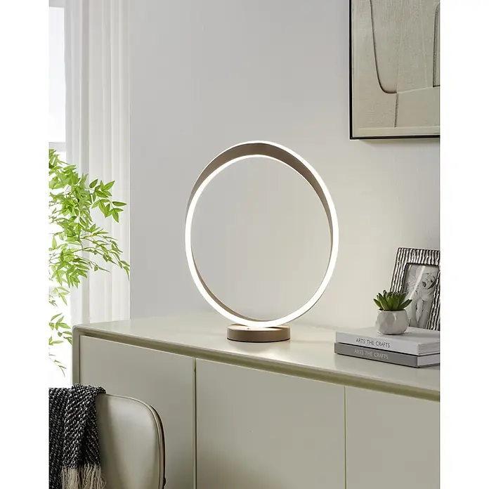 Eglo LED-Tischleuchte rund Camerota - 10 W, Ø x H: 40,5 x 44 cm, Sandfarben, Warmweiß - Eine moderne runde LED-Tischlampe mit beigem Rahmen, die warmes Licht auf einem Schrank spendet.