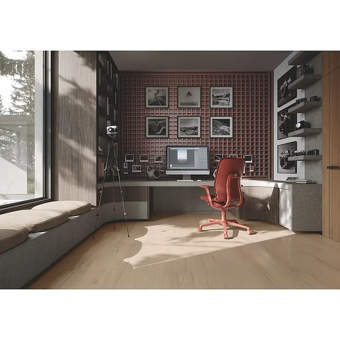 Krono Original Laminat Durastar - Sand Ribera Oak, Landhausdiele, 1.288 x 245 x 13 mm - Ein roter ergonomischer Bürostuhl steht an einem modernen Home-Office-Schreibtisch mit Computer.