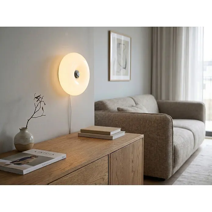 Eglo LED-Tischleuchte rund Basile - 8 W, Ø x H: 30 x 12 cm, Weiß, Warmweiß - Weiße, donut-förmige Wandleuchte mit Chrommitte, an einer Wand montiert.