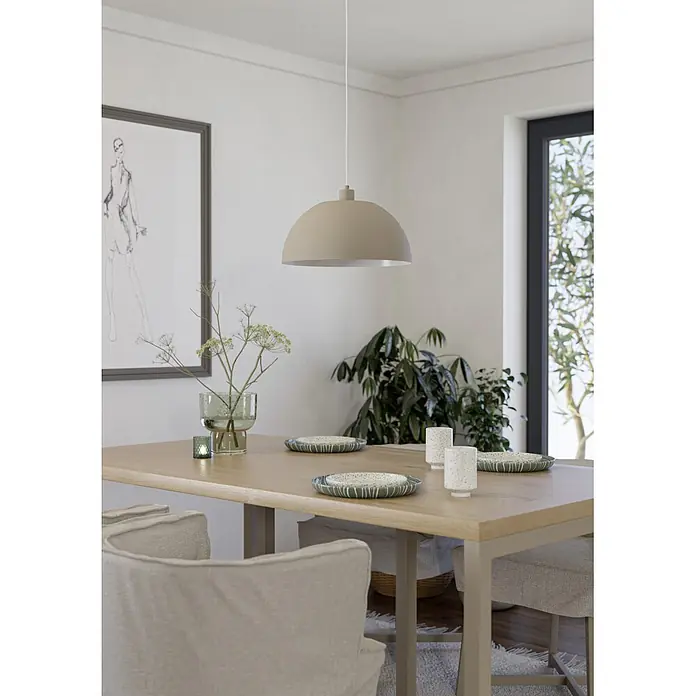 Eglo Pendelleuchte rund - 40 W, Ø x H: 38 x 110 cm, Sandfarben - Matte beigefarbene Pendelleuchte in Kuppelform über einem Esstisch in einem modernen Esszimmer.