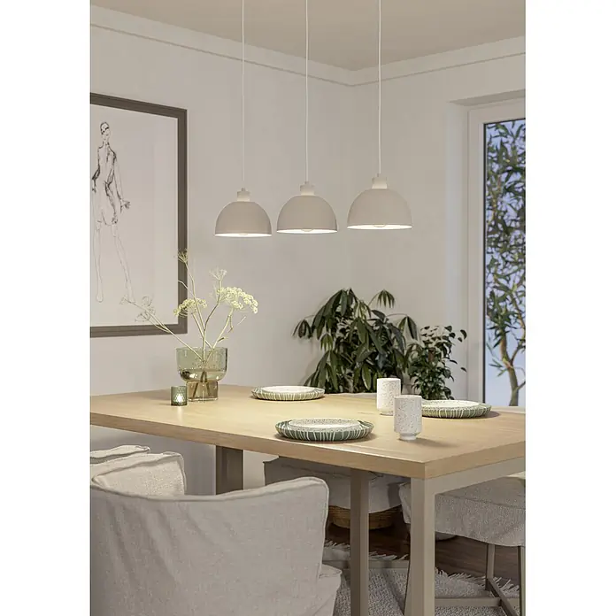 Eglo Pendelleuchte rund - 40 W, Ø x H: 38 x 110 cm, Sandfarben - Drei hellbeige kuppelförmige Pendelleuchten hängen über einem Esstisch und spenden warmes Licht.