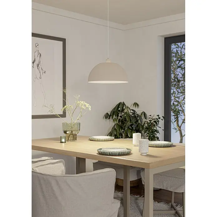 Eglo Pendelleuchte rund - 40 W, Ø x H: 38 x 110 cm, Sandfarben - Eine beige Kuppel-Pendelleuchte hängt über einem modernen Esstisch aus hellem Holz mit Tellern und Stühlen.
