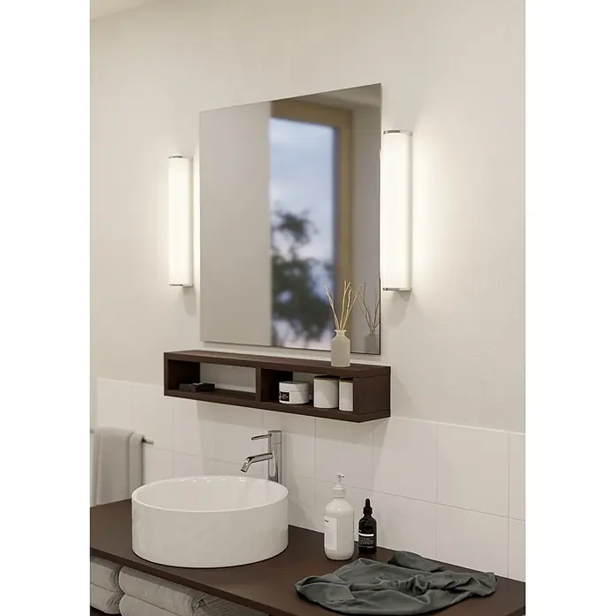 Eglo LED-Spiegelleuchte Patrovaro - 8,5 W, L x B x H: 35 x 5,5 x 6,5 cm, Chrom, Warmweiß - Eleganter Badezimmer-Waschtisch mit dunkler Holzplatte, weißem Aufsatzwaschbecken, großem Spiegel und praktischem Wandregal. Flankiert von zwei Wandleuchten.