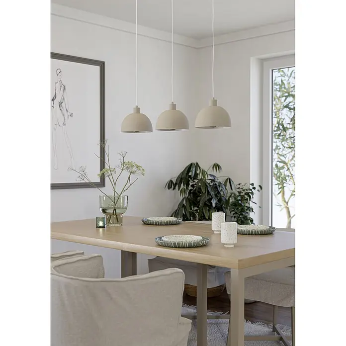Eglo Pendelleuchte rund - 40 W, Ø x H: 38 x 110 cm, Sandfarben - Ein modernes Esszimmer mit hellem Holztisch, Polsterstühlen und drei beigen Pendelleuchten, gedeckt für eine Mahlzeit.