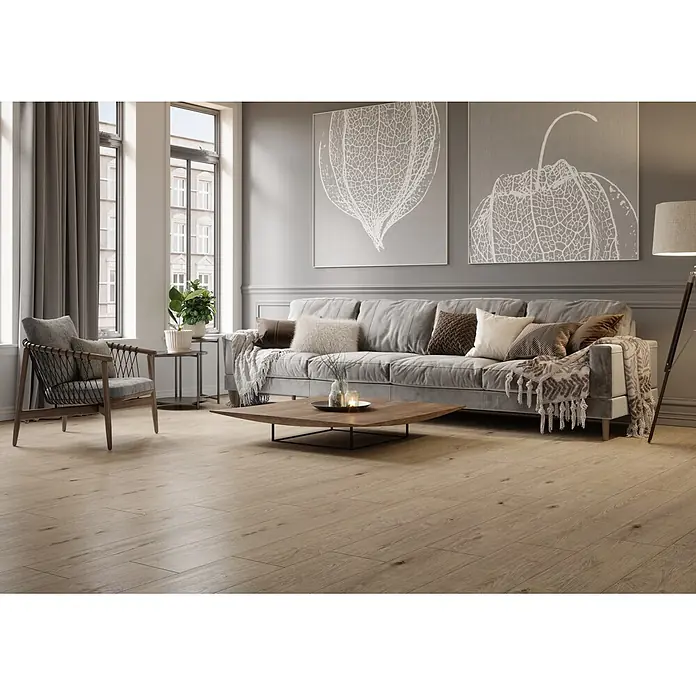 Krono Original Laminat Durastar - Blonde Montanara Oak, Landhausdiele, 1.288 x 245 x 9 mm - Helles Holzplankenparkett in einem modernen Wohnzimmer mit Sofa, Sessel und Couchtisch.