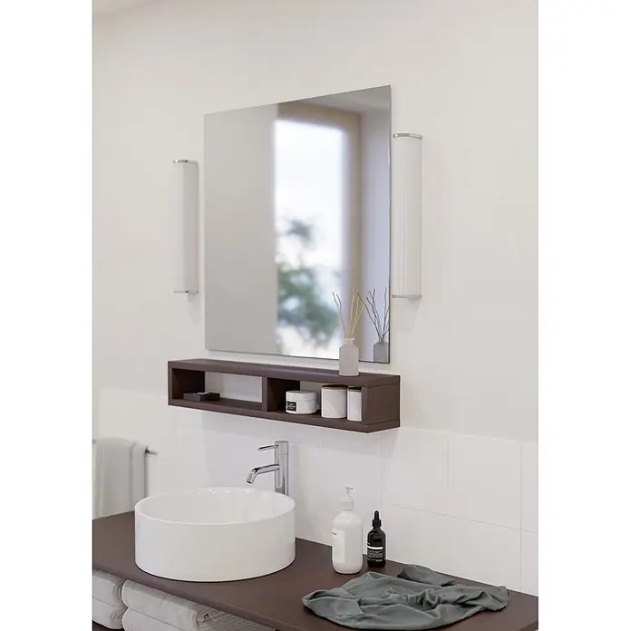 Eglo LED-Spiegelleuchte Patrovaro - 8,5 W, L x B x H: 35 x 5,5 x 6,5 cm, Chrom, Warmweiß - Modernes Badezimmer mit Waschtisch aus dunklem Holz, weißem Aufsatzwaschbecken, großem Spiegel und Wandleuchten.