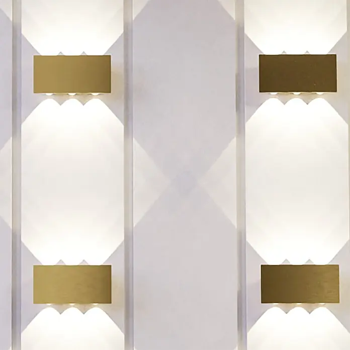 Eglo Talamello LED-Wandleuchte - 6 W, L x H: 20 x 10 cm, Gold, Warmweiß - Rechteckige goldene Wandleuchte, die warmes Licht nach oben und unten abgibt und dekorative Muster erzeugt.