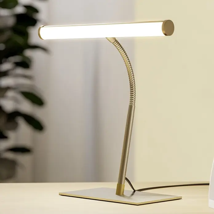 Eglo LED-Tischleuchte Riccione - 5 W, L x B x H: 30 x 19 x 39,5 cm, Nickel, Warmweiß - Messingfarbene LED-Schreibtischlampe mit flexiblem Schwanenhals und linearem Licht, auf einem Holzschreibtisch.