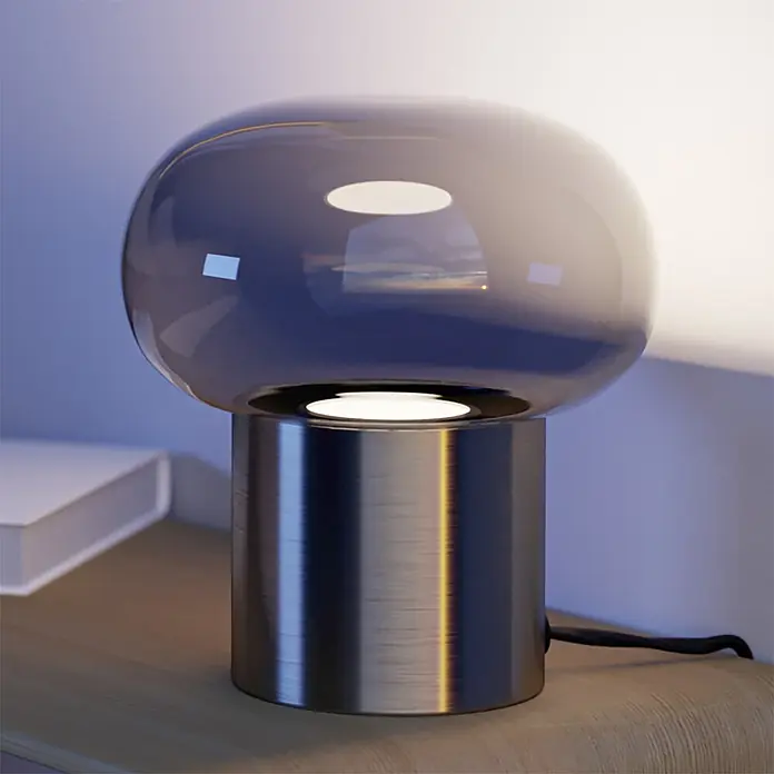 Eglo Tischleuchte Bravino - 10 W, L x B x H: 15,5 x 15,5 x 17 cm, Nickel/ Chrom, GU10 - Pilzförmige Tischlampe mit dunkelgrauem Glasschirm und gebürstetem Metallsockel, beleuchtet auf Holzfläche.