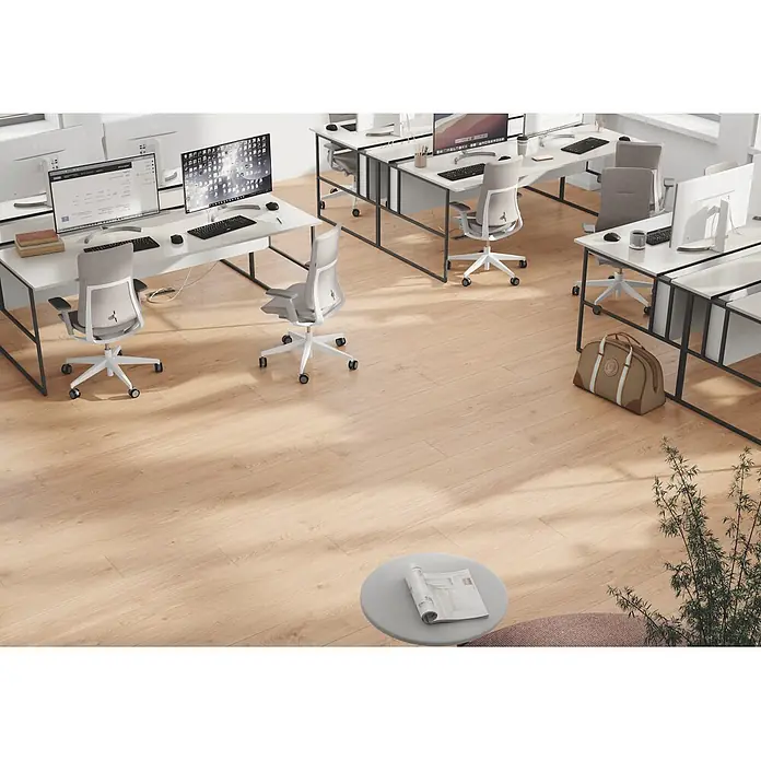Krono Original Laminat Durastar - Blonde Montanara Oak, Landhausdiele, 2.003 x 245 x 9 mm - Heller Holzdielenboden in einem modernen Büroumfeld.