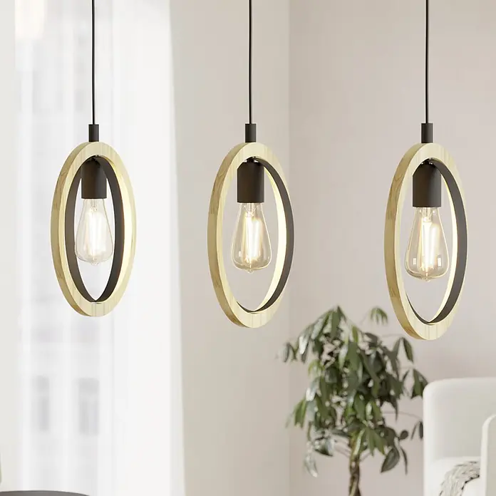 Eglo Basildon Hängelampe - 120 W, Ø x H: 16 x 110 cm, Schwarz, E27 - Drei Pendelleuchten mit ovalen hellen Holzrahmen, schwarzen Fassungen und sichtbaren Glühbirnen, hängen in einem Raum.