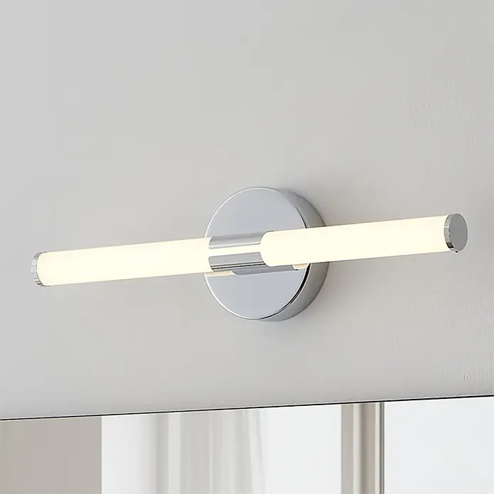 Eglo LED-Spiegelleuchte Ramola - 7,5 W, L x B x H: 45 x 6,5 x 12 cm, Chrom, Warmweiß - Moderne Chrom-LED-Lichtleiste mit weißem Diffusor, über einem Spiegel montiert.