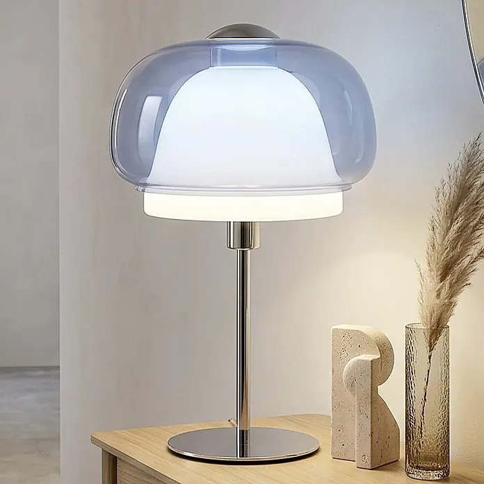 Eglo Tischleuchte Belomontejo - 40 W, L x B x H: 30 x 3 x 110 cm, Chrom/ Weiß/ Blau, E14 - Tischlampe mit blauem Pilzschirm, weißem Diffusor, Chromfuß auf Holztisch.
