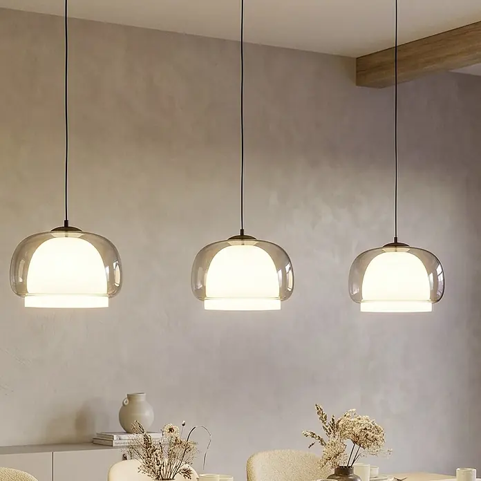 Eglo Pendelleuchte rund - 40 W, Ø x H: 25 x 41 cm, Schwarz - Drei moderne Pendelleuchten mit klaren Glasaußenschirmen und weißen Innendiffusoren beleuchten einen Essbereich.