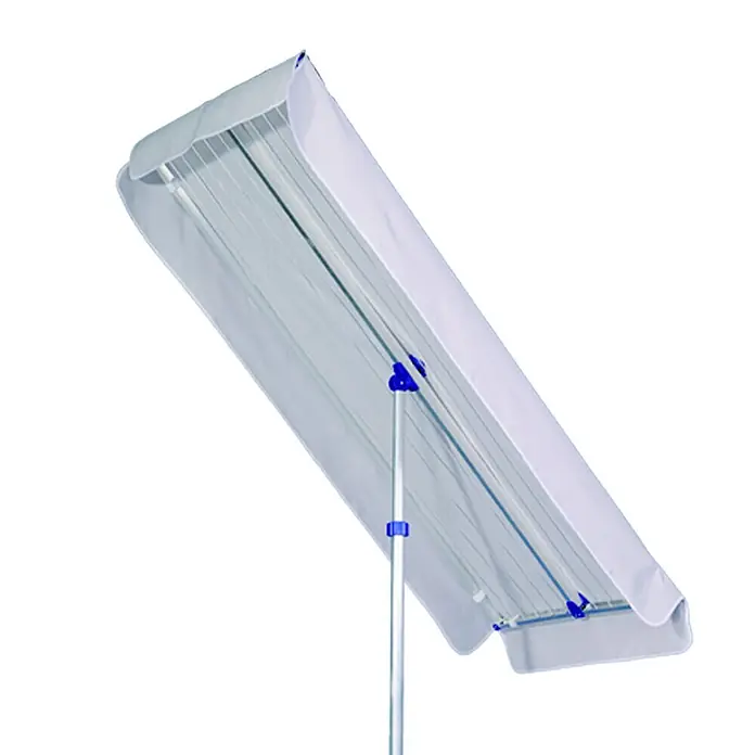 Stewi Stand-Wäscheständer 337 - L x B x H: 150 x 75 x 1 cm, grau - Weiß-grauer Wäscheständer mit schützender Stoffabdeckung, blauen Akzenten und silberner Stange, nach oben geneigt.