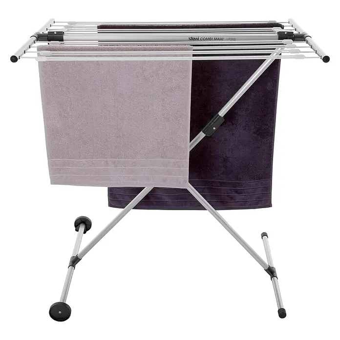 Stewi Flügel-Wäscheständer 2781 - L x B x H: 160 x 57 x 97 cm, alu / schwarz - Silberner Wäscheständer Stewi Combi Maxi mit schwarzen Gelenken, weißen Leinen und Rollen, hält zwei graue Handtücher.
