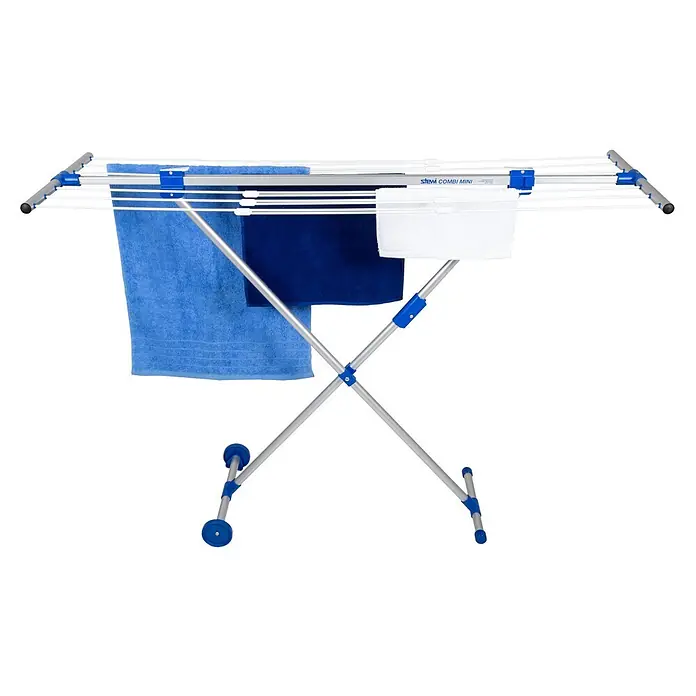 Stewi Stand-Wäscheständer 151 - L x B x H: 90 x 44 x 92 cm - Ein silber-blauer, klappbarer Wäscheständer mit Rollen, der hellblaue, dunkelblaue und weiße Handtücher auf seinen weißen Leinen hält.