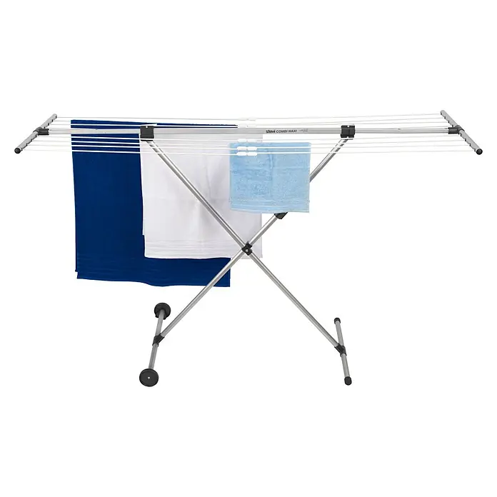 Stewi Flügel-Wäscheständer 2781 - L x B x H: 160 x 57 x 97 cm, alu / schwarz - Silberner Wäscheständer mit weißen Leinen und schwarzen Akzenten, behängt mit blauen, weißen und hellblauen Handtüchern. Mit Rollen.