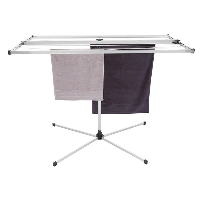 Stewi Flügel-Wäscheständer 2921 - L x B x H: 165 x 75 x 110 cm, alu / schwarz - Silberner, mobiler Wäscheständer mit Sternfuß, beladen mit hell- und dunkelgrauen Handtüchern.