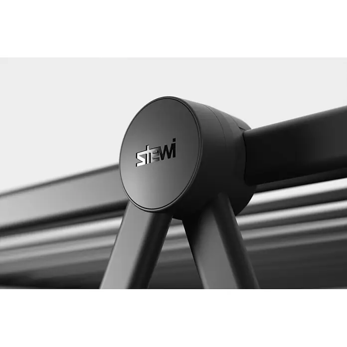 Stewi Stand-Wäscheständer 610 - L x B x H: 120 x 67 x 98 cm, schwarz - Dunkelgraues, mattes Gelenk mit 'STEWI'-Logo, das mehrere Stangen eines Wäscheständers verbindet.
