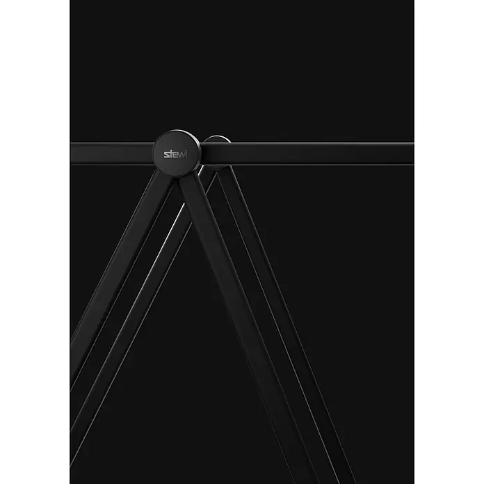Stewi Stand-Wäscheständer 610 - L x B x H: 120 x 67 x 98 cm, schwarz - Nahaufnahme eines schwarzen Metallgelenks mit 'stewi' Logo, Teil einer klappbaren Rahmenkonstruktion, möglicherweise eines Wäscheständers.