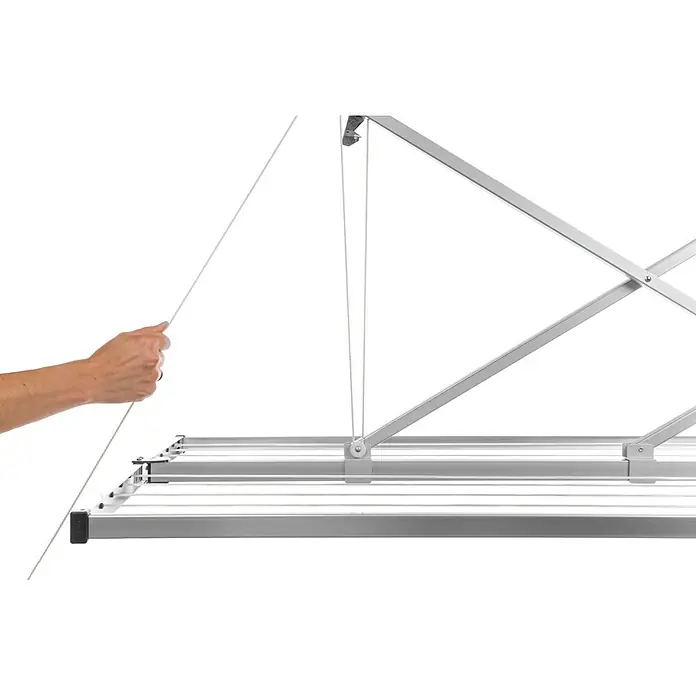 Stewi Deckenwäschetrockner 3321 - L x B: 165 x 75 cm, alu / schwarz - Eine Hand bedient einen silber-grauen Wäscheständer aus Metall mit einem Seil.