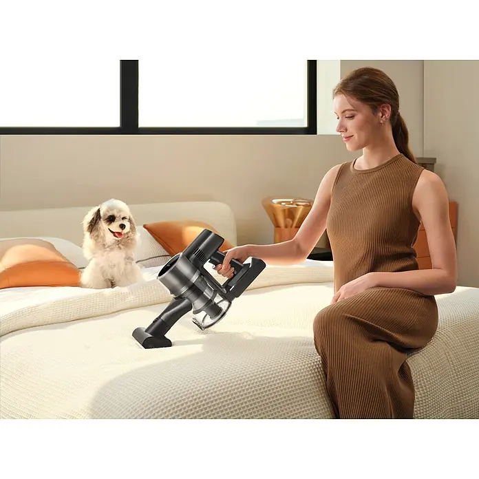 Mova Aspirador de batería S5 Sense - 570 W, Volumen de recipiente: 0,6 l - Mujer usa aspiradora de mano gris oscuro para limpiar una cama, ideal para pelo de mascotas.