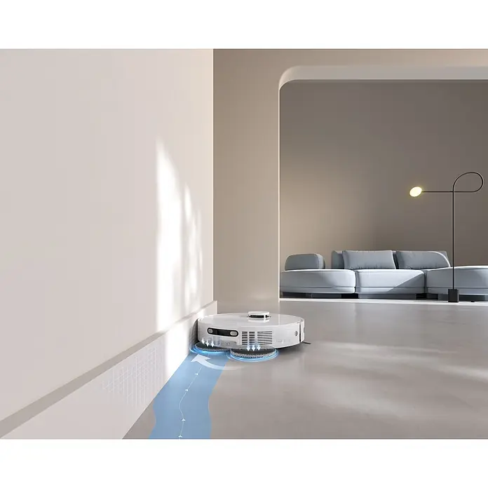 Mova Robot aspirador con mopa E30 Ultra - Potencia de aspiración: 7.000 Pa, Capacidad del robot: 300 ml - Robot aspirador blanco con almohadillas de mopa giratorias limpiando un suelo claro junto a una pared, con una ilustración de ruta azul.