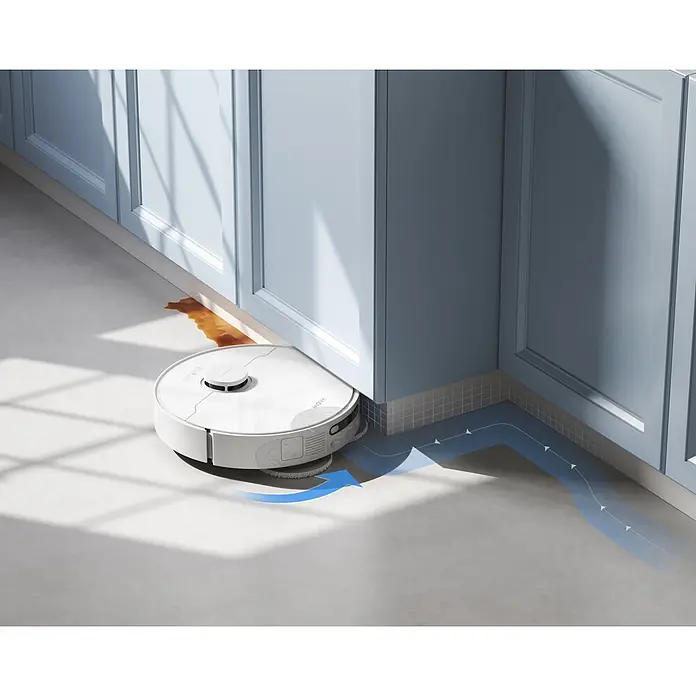 Mova Robot aspirador con mopa E30 Ultra - Potencia de aspiración: 7.000 Pa, Capacidad del robot: 300 ml - Un robot aspirador blanco limpia un derrame en un suelo claro junto a gabinetes de cocina azules, con flechas azules que muestran su ruta.