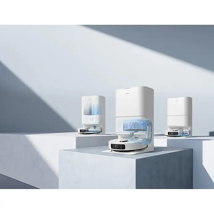 Mova Robot aspirador con mopa E30 Ultra - Potencia de aspiración: 7.000 Pa, Capacidad del robot: 300 ml - Estaciones de carga blancas para robots aspiradores. Paneles transparentes revelan depósitos de agua y polvo, y un robot aspirador acoplado.