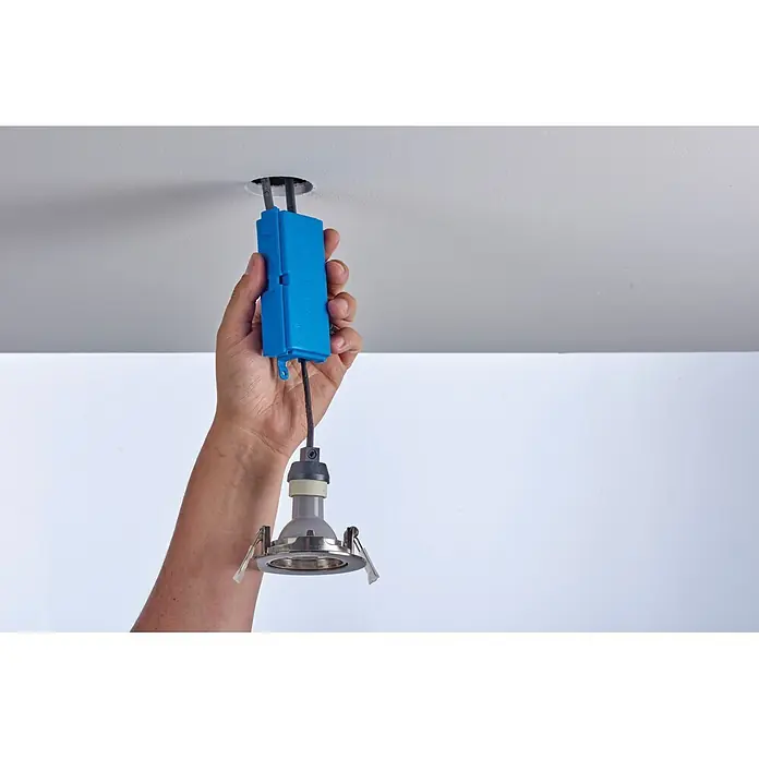 Ideal Kabelbox In-Sure Box 30-4000-1 - 1 Stk. - Hand installiert einen Einbaustrahler mit blauer Anschlussdose in eine Decke.