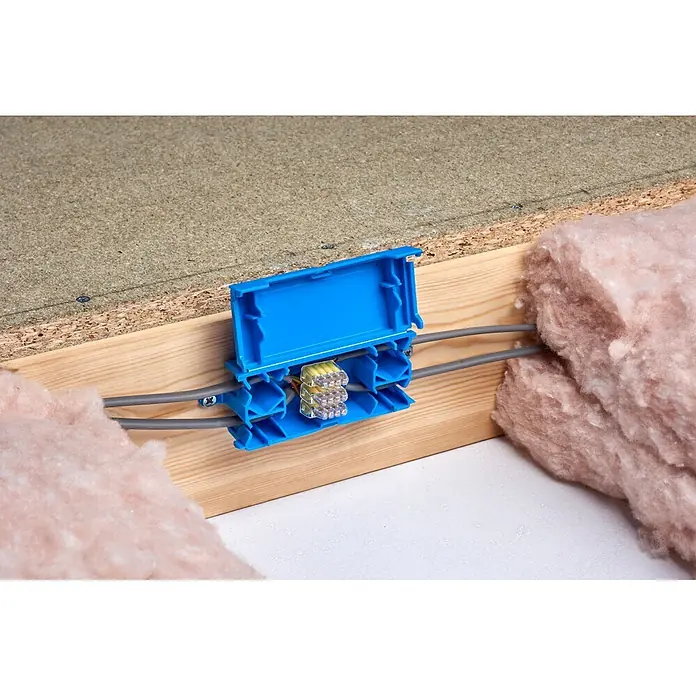 Ideal Kabelbox In-Sure Box 30-4000-1 - 1 Stk. - Blaue Elektro-Abzweigdose mit Kabelverbindern und grauen Kabeln, auf Holzbalken in Dämmung installiert.
