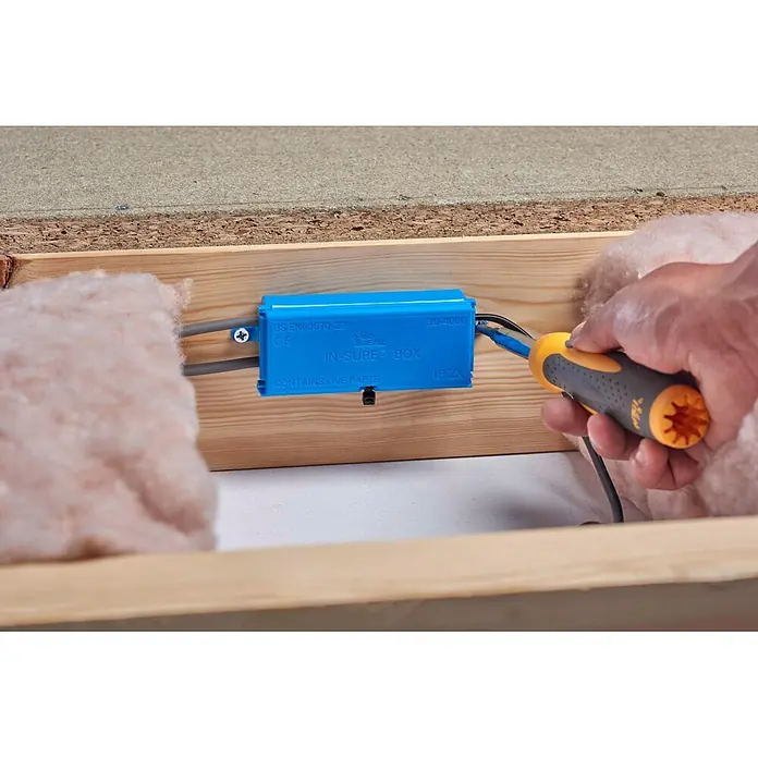Ideal Kabelbox In-Sure Box 30-4000-1 - 1 Stk. - Blaue IN-SURE® BOX Elektro-Abzweigdose, installiert in Holzbalken mit Isolierung, Kabel von Hand mit Schraubendreher verbunden.
