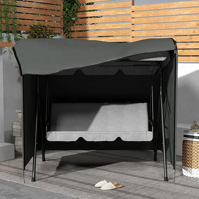 Outsunny Hollywoodschaukel-Schutzhülle - 420D Oxford Gewebe, 540 g/m², Dunkelgrau - Dunkelgraue Outdoor-Schaukel mit Dach und hellgrauen Kissen, auf einem gemusterten Teppich auf einer Terrasse.