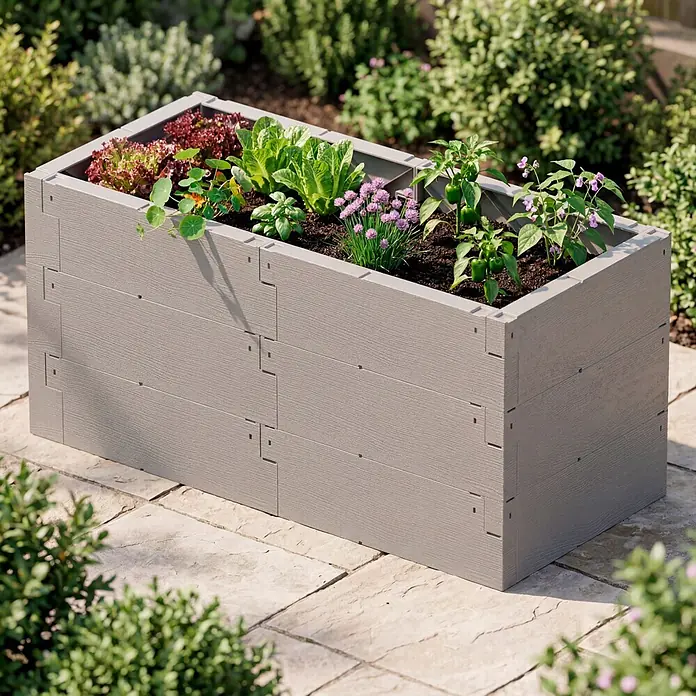 Juwel Hochbeet Timber - 130 x 60 x 60 cm, Kunststoff - Graues Hochbeet aus Holzverbundwerkstoff auf einer Terrasse, bepflanzt mit verschiedenen Blattsalaten und blühenden Kräutern.