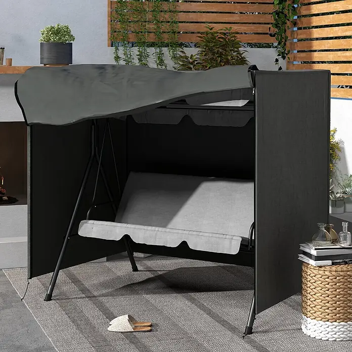 Outsunny Hollywoodschaukel-Schutzhülle - 420D Oxford Gewebe, 540 g/m², Dunkelgrau - Dunkelgraue Outdoor-Hollywoodschaukel mit Dach und Seitenwänden, hellgraue Kissen, auf einem Terrassenteppich.