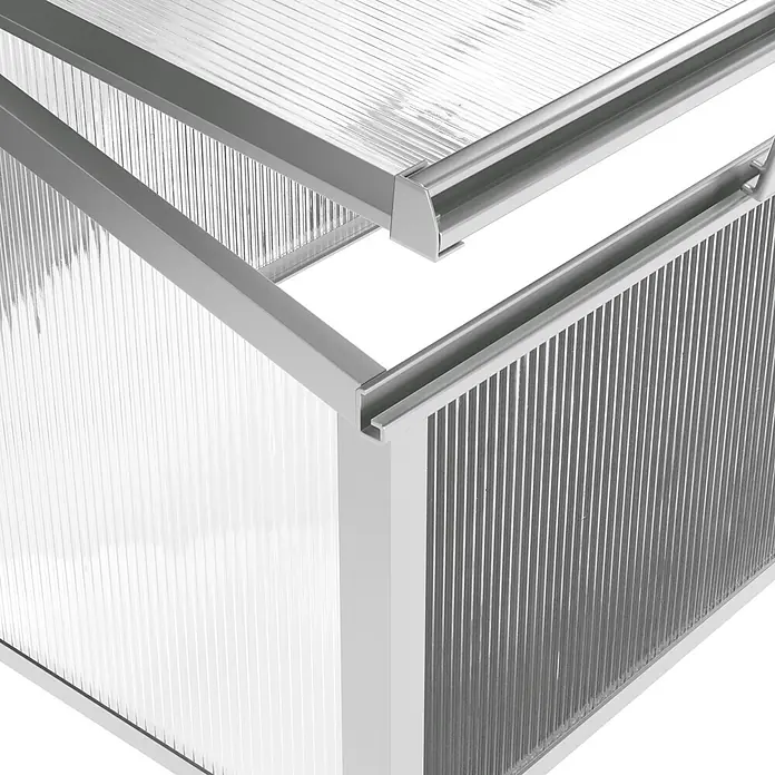 Vitavia Frühbeet Gaia 3X - 53 x 180 x 38 cm, Transparent, Polycarbonat - Eckansicht eines Gewächshauses mit klaren, geriffelten Polycarbonatplatten und silbernem Aluminiumrahmen.