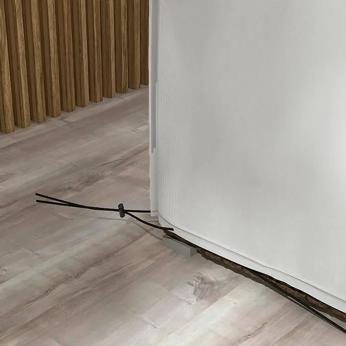 Outsunny Loungemöbel Schutzhülle - L x B x H: 210 x 140 x 80 cm, Oxfordstoff, Grau - Schwarzes Kabel mit grauem Bodenstopper, das ein hellgraues Rollo am Holzboden sichert.