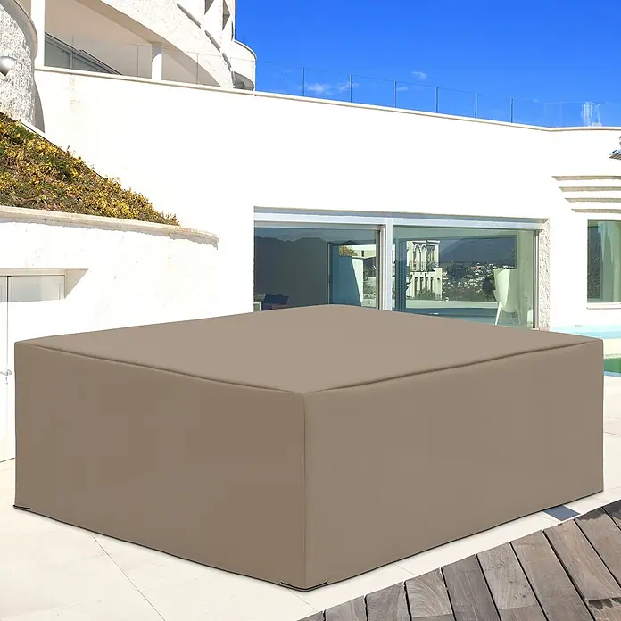 Outsunny Loungemöbel-Schutzhülle - Oxfordstoff, Beige - Große, quadratische beige Outdoor-Möbelabdeckung schützt ein Möbelstück auf einer modernen Terrasse.