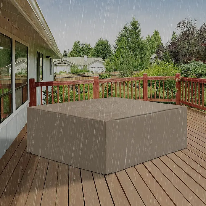 Outsunny Loungemöbel-Schutzhülle - Oxfordstoff, Beige - Braune rechteckige Outdoor-Möbelabdeckung auf einer Holzterrasse, schützt Möbel vor Regen.