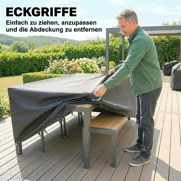 Outsunny Loungemöbel-Schutzhülle - 420D Oxford-Gewebe, Schwarz - Ein Mann entfernt mühelos eine schwarze Outdoor-Möbelabdeckung mit praktischen Eckgriffen von einem Terrassentisch.