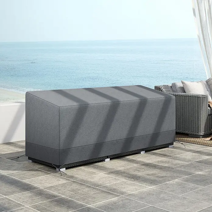 Outsunny Loungemöbel-Schutzhülle - Oxfordstoff, Hellgrau - Graue Stoffhülle auf einer Outdoor-Aufbewahrungsbox auf gefliester Terrasse am Meer.